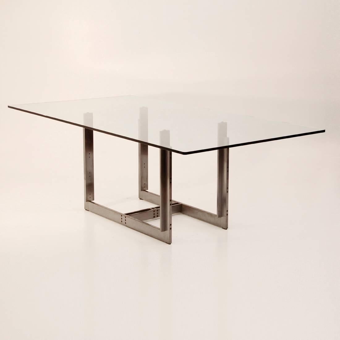 Table designed by Carlo Scarpa in 1974 for Simon.
Structure in extruded brushed metal, burnished screws, brass top spacers
thick glass rectangular top.
Good general condition, traces of rust on the frame.

Dimensions: Width 210 cm, Depth 110