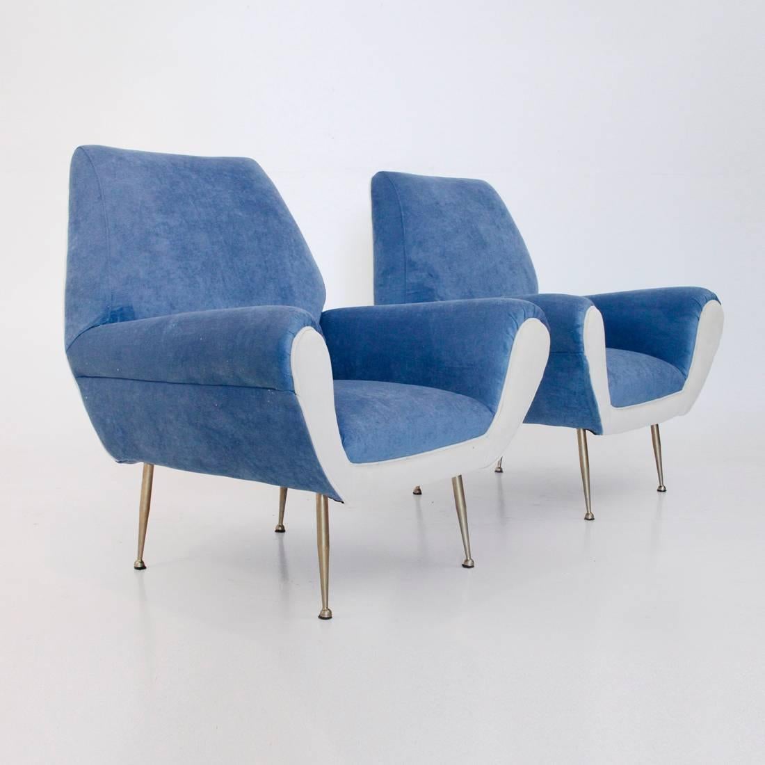 Sophisticated pair of armchairs 1960s Italian manufacture.
Padded and lined wooden frame with new fabric in blue velvet with white front.
Metal stiletto legs.
Good general condition.

Dimensions: Width 85 cm, depth 80 cm, height 86 cm, seat