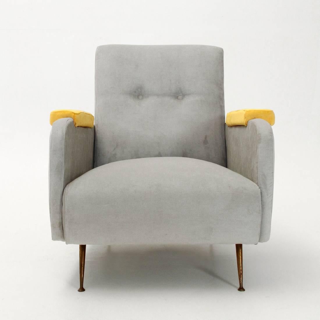 Italian sitting produced in the 1950s.
Upholstered and lined wooden structure in new TPA velvet fabric.
Upholstered armrest with contrast fabric.
Brass legs.
Good general conditions.

Dimensions: Width 74 cm - depth 70 cm - height 78 cm - seat