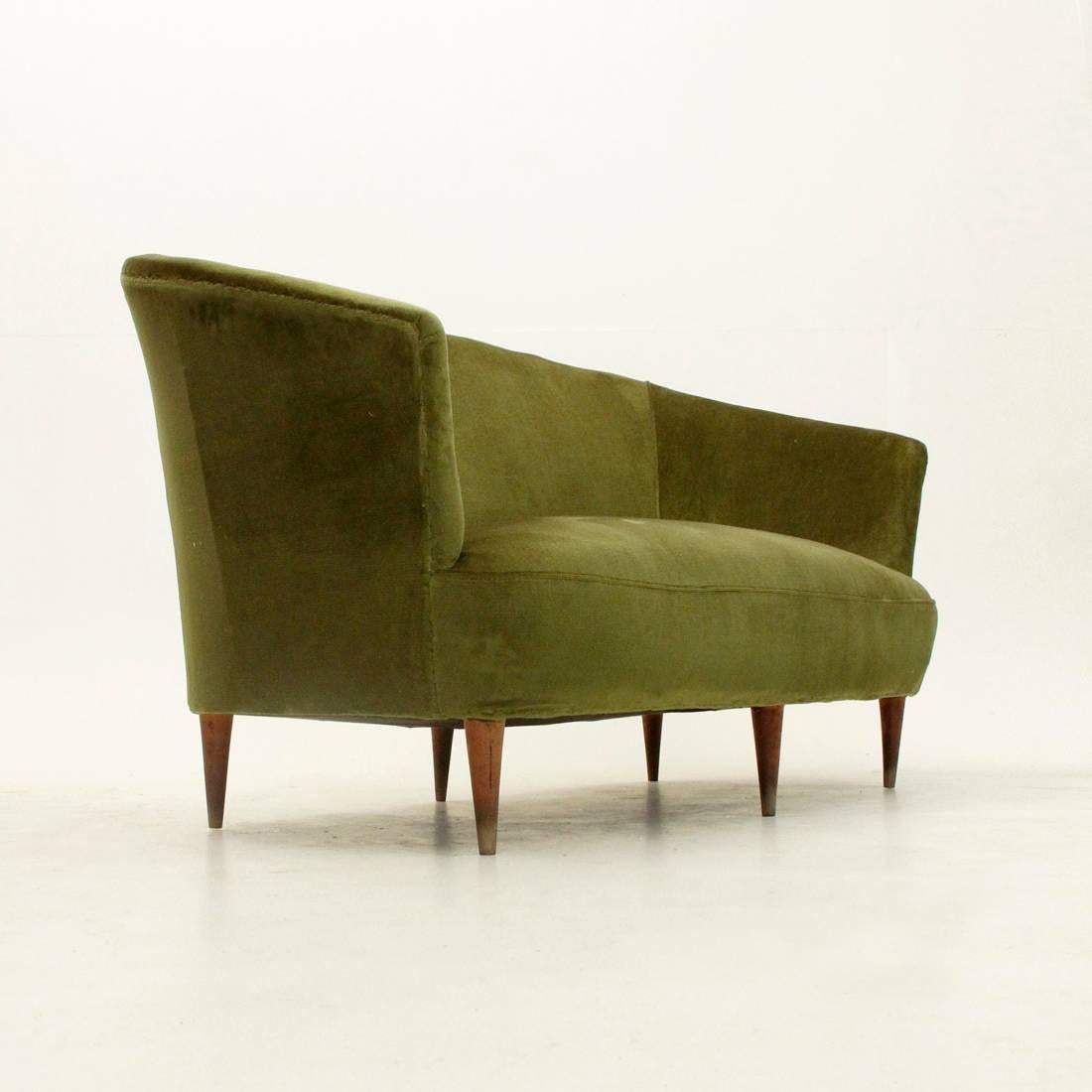 Sofa produced in the 1940s.
Upholstered and lined wooden structure with original green velvet fabric.
Conical shaped turned wood legs.
Structure in good condition, woven with some stain and alone.

Dimensions: Width 150 cm, depth 75 cm, height