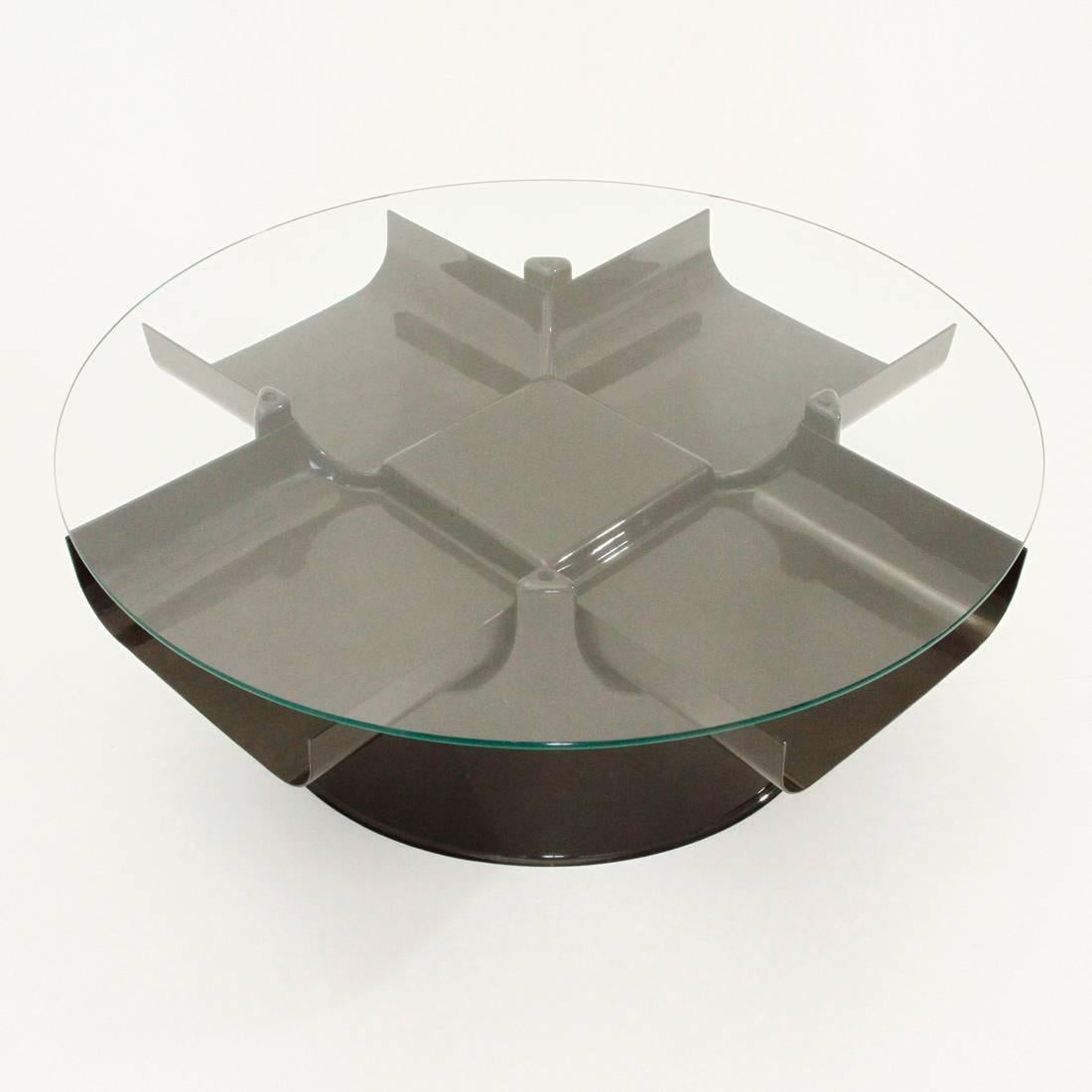 Table 60 of circular shape with four rack compartments.
Brown plastic structure with a circular glass plate
Good general condition, small break in a corner.