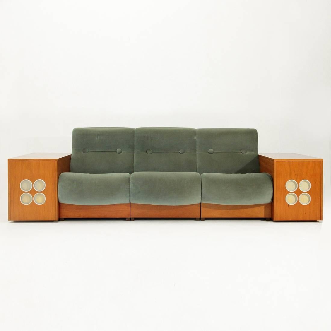 Modular design system in the 1970s.
Composed of three armchairs with wooden base and velvet upholstery, and two wooden cubes openable, one holds a bottle compartment, the other a turntable, both have fronts with acoustics.


Dimensions: Width