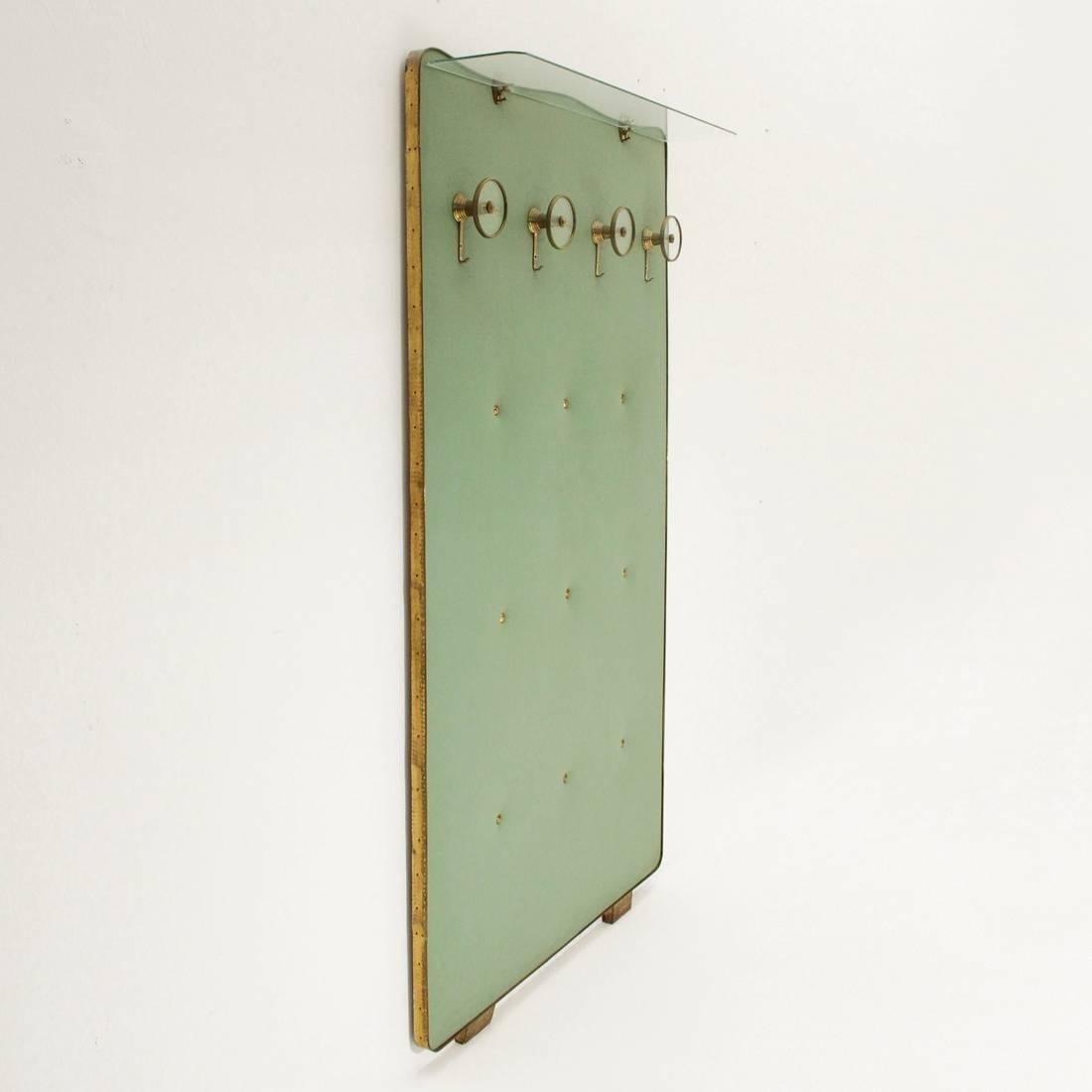 Italian charming entrance hanger from the 1950s.
Wood structure covered in green vinyl with brass studs.
Hangers and top shelf in brass and glass, side edge and legs in brass.
Good general conditions, normal signs due to time