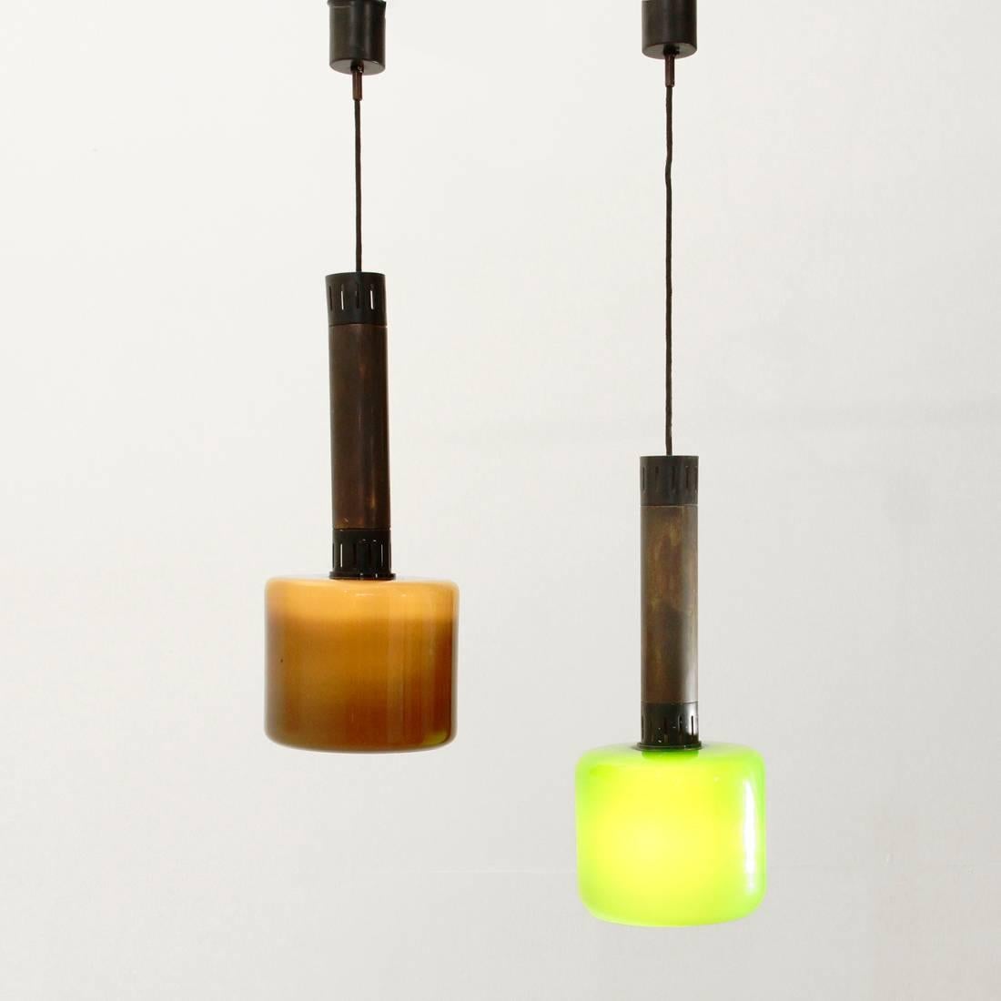 Italian lights from the 1950s in the style of Stilnovo
Ceiling lamps made of a brass tubular structure
Diffuser holder with side openings in black varnished metal
Black and green colored glass diffusers
Ceiling cup in black varnished