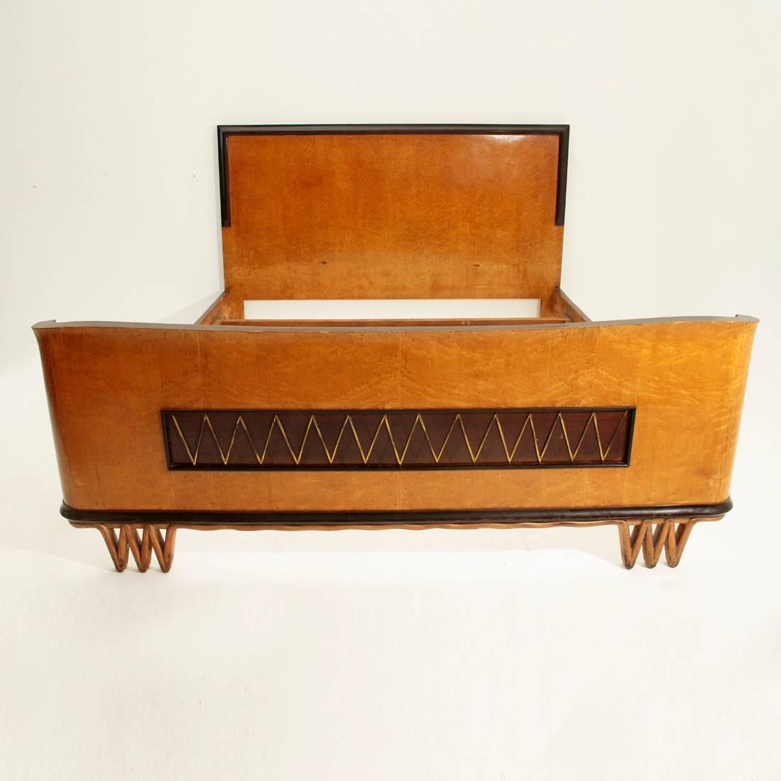Beautiful Italian bed of the 1940s.
Wooden structure in different essences.
Footboard with brass inserts and copper-colored wooden feet.
Good general condition, some signs and veneer deficiencies due to normal use over time.

Dimensions: Width