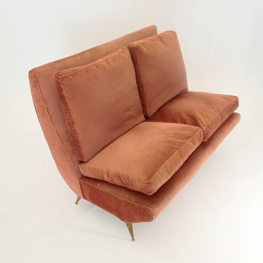 Two-seat sofa of Italian manufacture of the 1950s.
Upholstered wooden structure lined with pink velvet, original of the era.
Goose feather pillows.
Legs spiked with brass ball terminal.
Structure in good condition, padding to be revised, fabric