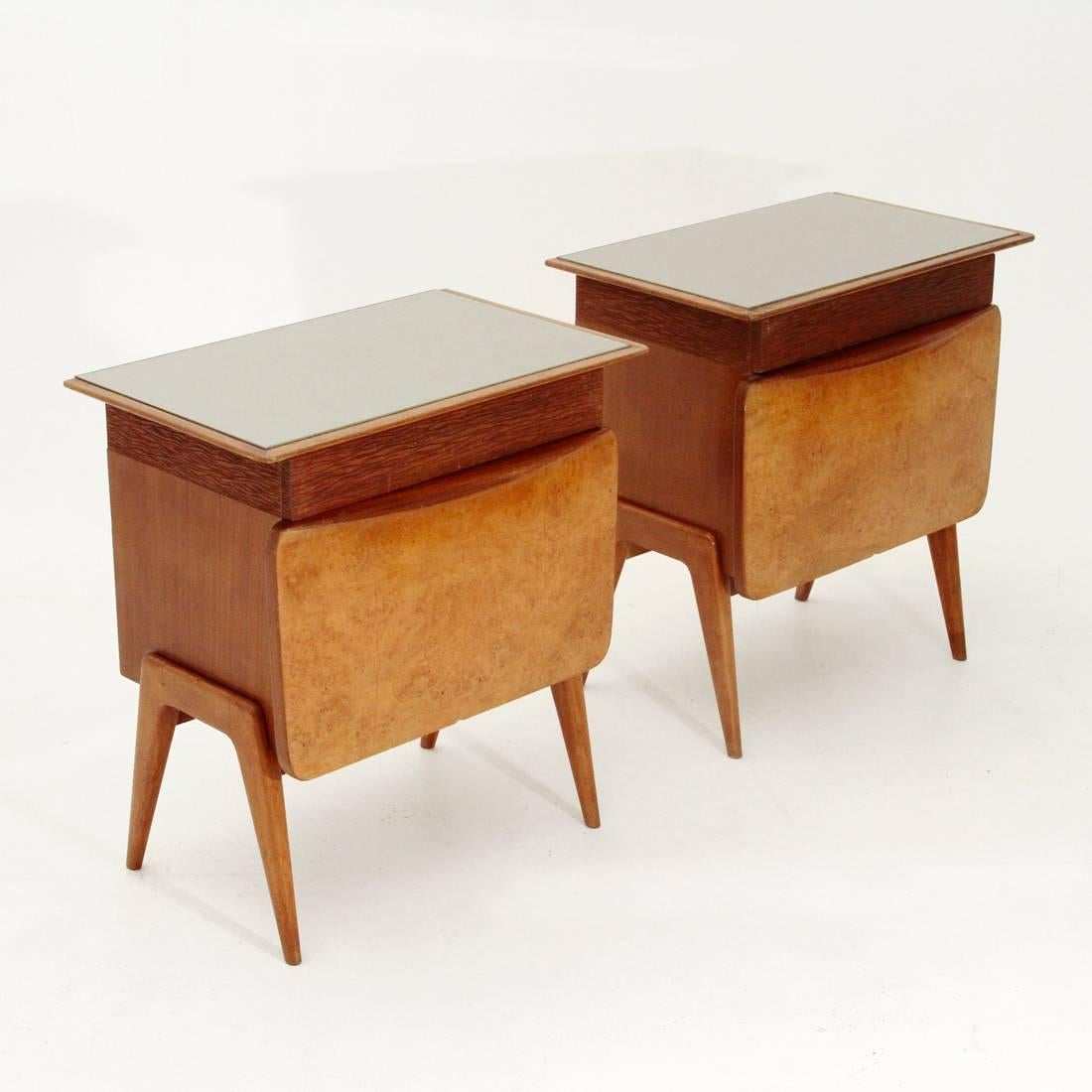 Beautiful pair of Italian nightstands from the 1950s.
Wooden frame with framed glass top and tapered edges.
Chest with decorative strip, with wave pattern. Front part of the veneered door in briar root, with handle. Feet U turned.
Dimensions: