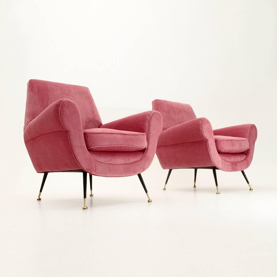 Two Italian armchairs, 1950s.
Upholstered and lined wooden structure with new pink velvet fabric.
Sitting with removable cushion pads.
Spiked legs in black painted metal with brass terminals.
Very good condition.
Dimensions: Width 90 cm, depth