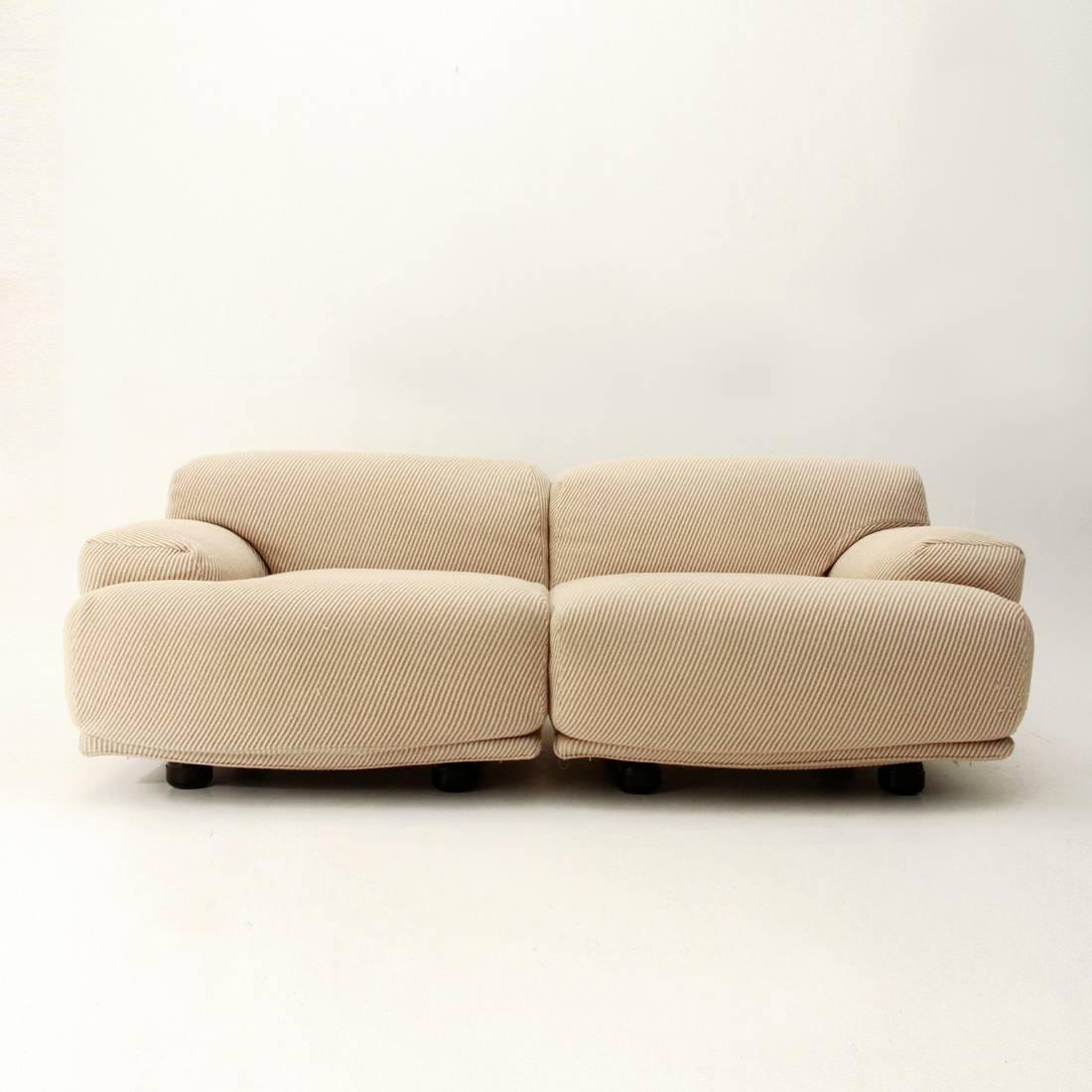 Produced by Cassina by Vico Magistretti in 1975.
Set of modules to match with each other.
In this listing we sell a module with left armrest and a module with right armrest.
Four modules without armrest are also available.
Original drape
