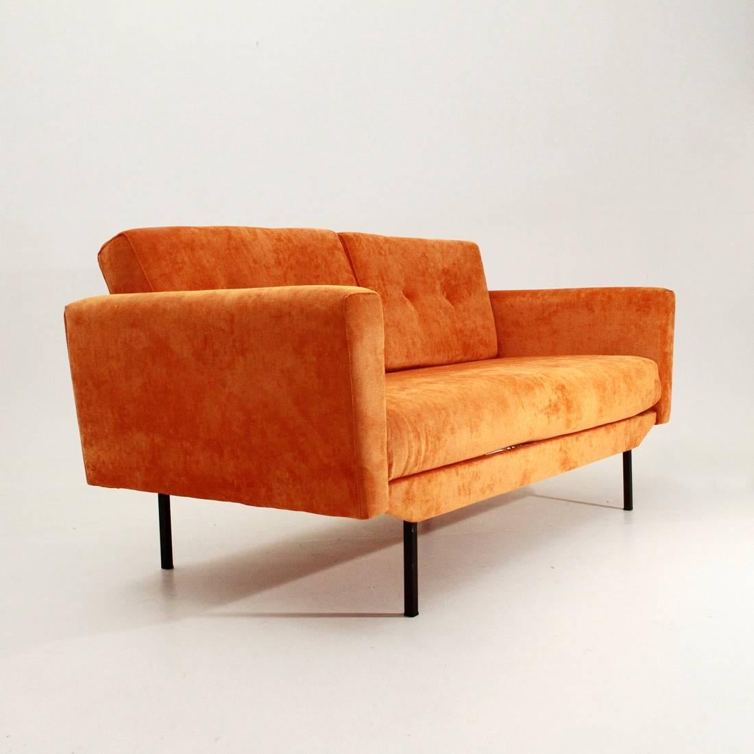 Two-seat sofa with black varnished metal frame and pillows, padded and lined with new fabric in orange velvet.
The right flank of the couch collapses, making it a bed.
Good general conditions.
Dimensions: Width 165/180 cm depth 75 cm height 79 cm