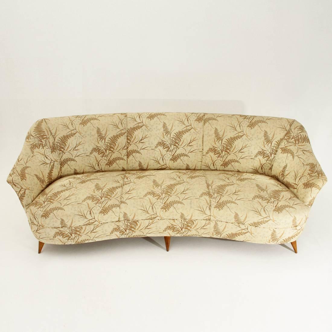 Italian sofa from the 1950s.
Structure in wood, padded and lined with fabric.
Tapered wooden feet, turned.
Very good general conditions.
Dimensions: Width 197 cm - Depth 80 cm - Height 75 cm - Seat height 36 cm