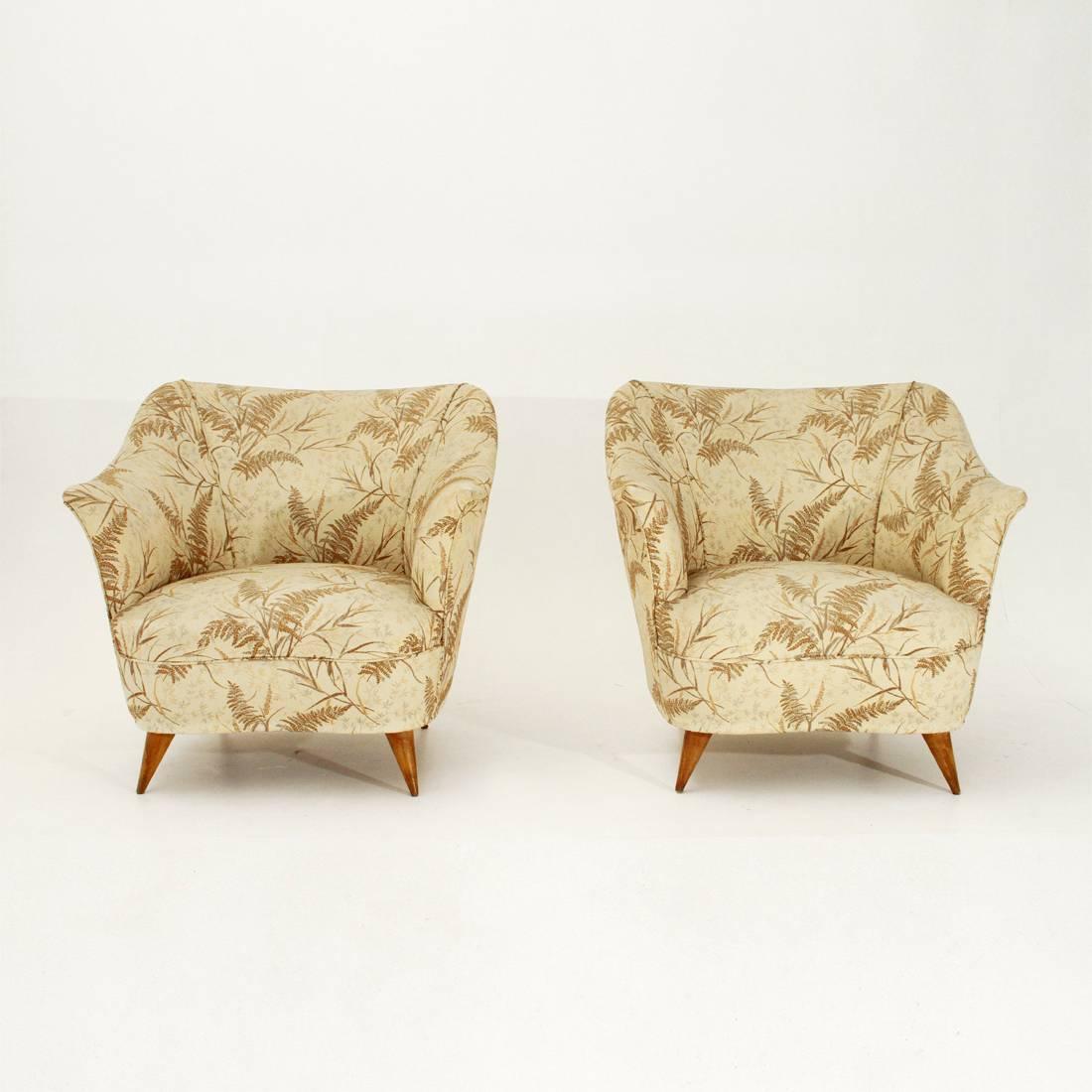Italian armchairs of the 1950s.
Structure in wood, padded and lined with fabric.
Tapered wooden feet turned.
Very good general conditions.
Dimensions: Width 56 cm depth 80 cm height 84 cm Seat height 36 cm.