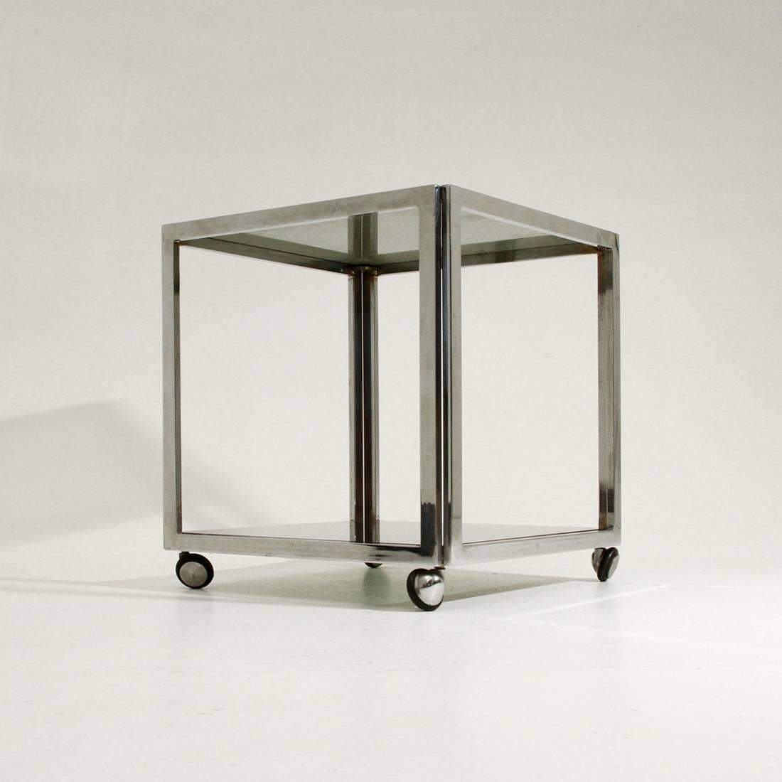 Nice table from the 1970s.
Square chromed metal structure, two glass shelves smoked, wheels to be moved.
Good general conditions.

Dimensions: Width 40 cm, depth 40 cm, height 42.5 cm.