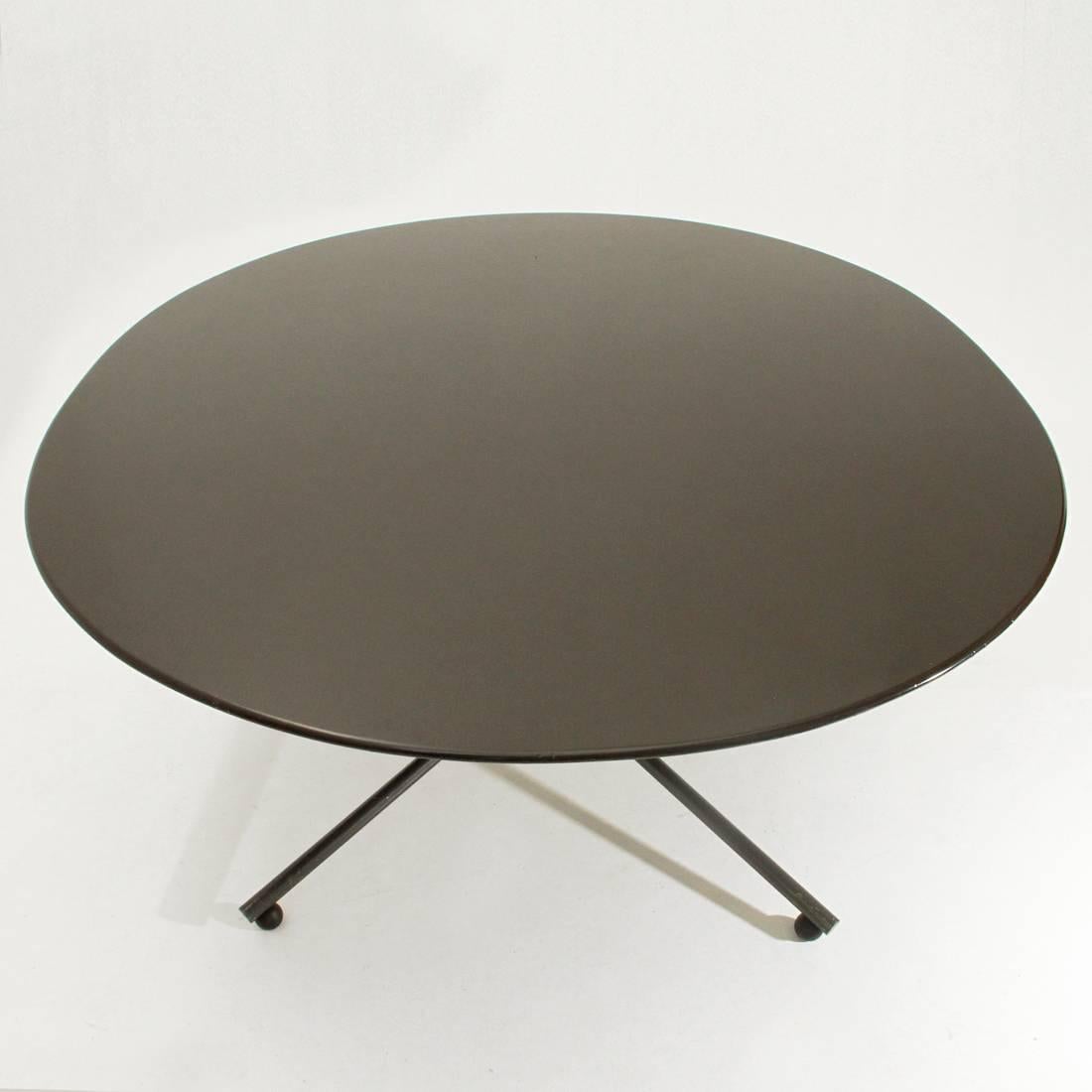 Table designed by Vico Magistretti and produced by Gavina in 1961.
Enamelled steel base, wooden elliptical top with tapered edge and top lacquered side,
Spherical rubber feet.
structure in good condition, signs of wear on the plane and on the