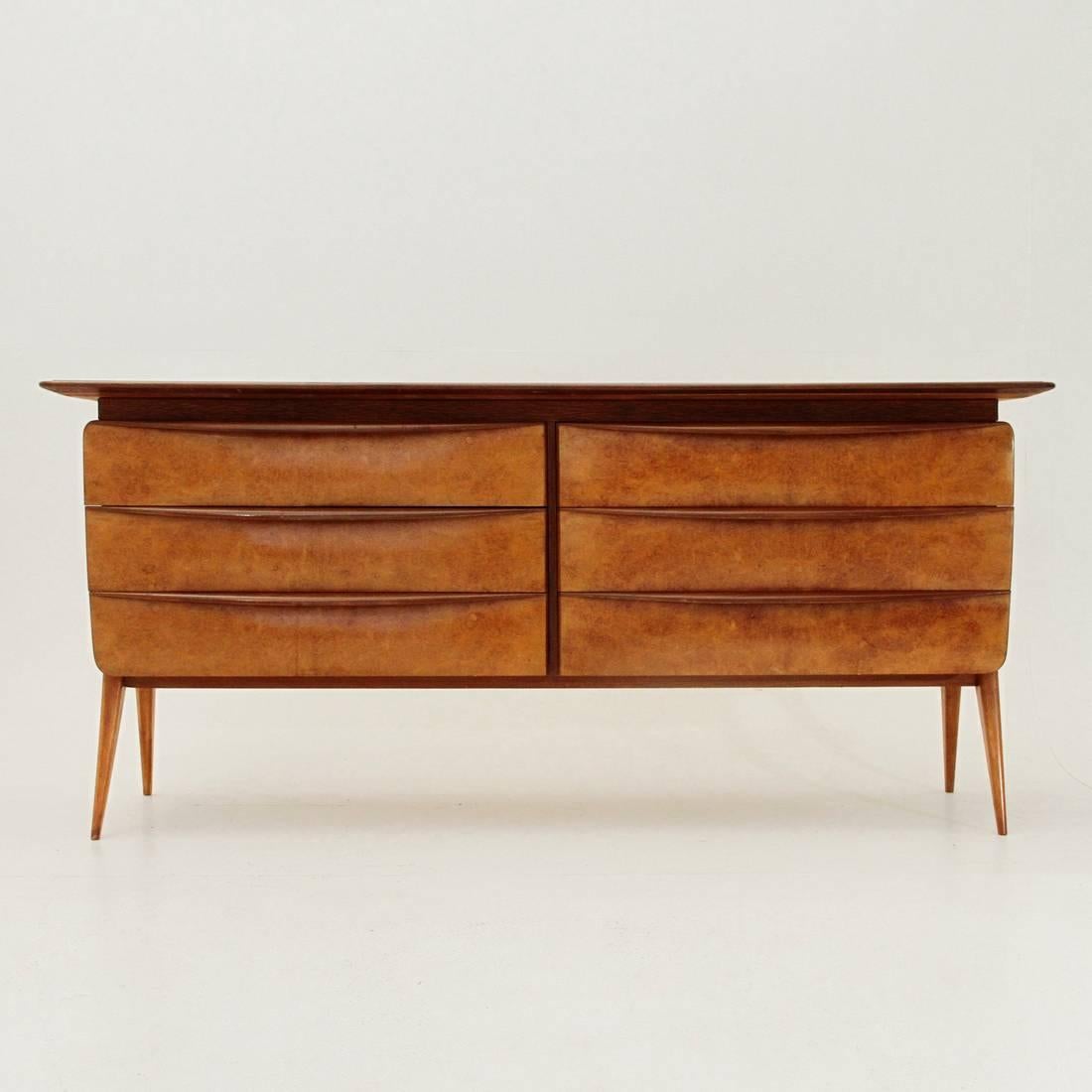 Beautiful chest of drawers of the 1950s, Italian manufactory.
Wooden frame, framed glass top. Six drawers veneered in burr.
Feet and wooden handles. Large mirror.
Good general condition, foot restored to the presence of wormholes.
Dimensions: