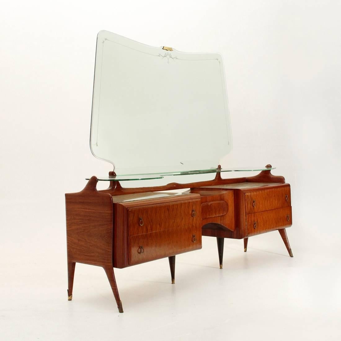 Monumental toiletries Italian production from the 1950s.
Veneered wood structure.
Marble tops, shaped glass shelf, mirror with decorations, legs terminals and brass handles.
Good condition, some signs due to normal use over time.
Dimensions: