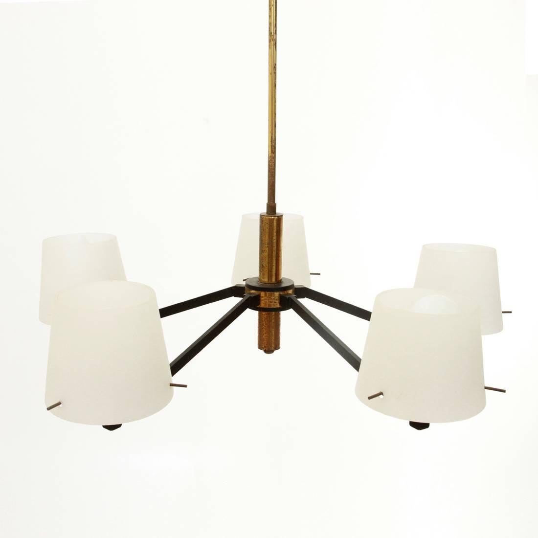 Chandelier produced in Italy in the 1950s.
Black painted metal and brass frame, five arms.
Diffusers in white opaline glass.
Good conditions.

Dimensions: Diameter 61 cm, height 85 cm.