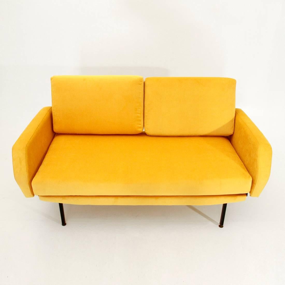 Sofa from the 1950s of Italian production.
Black painted metal frame with adjustable brass foot.
Cushions lined with new yellow velvet fabric.
The two armrests are lowered by making the couch a bed.
Good general conditions, some signs on the