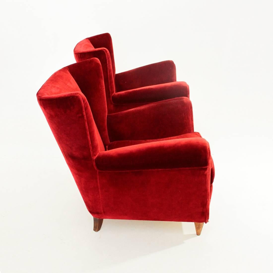 Two Italian armchairs of the 1950s.
Upholstered wooden structure lined with red velvet, original of the era.
Sitting with pillow.
Legs in conical shape wood.
Good general condition of the structure. An armchair has a small tear visible in the