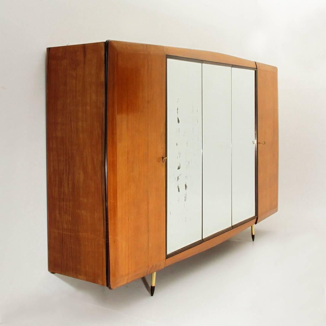 Beautiful Italian closet produced by Fratelli Giussani in the 1950s.
Veneered rosewood frame.
Four-door opening with lock, two in mirror.
Interior chest of drawers, brass hangers.
Brass legs with wooden tips.
Good general conditions, some signs