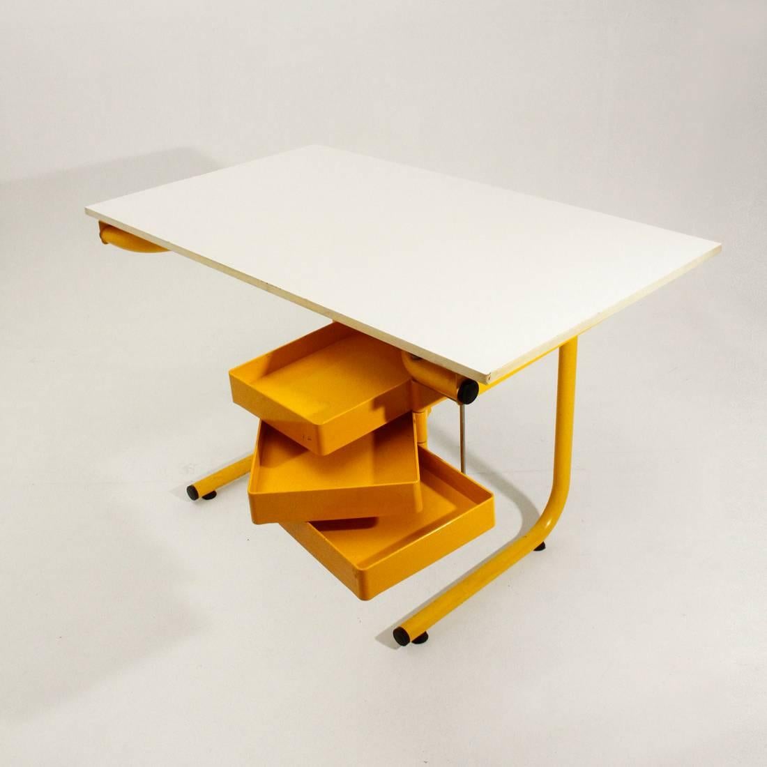 Desk with recliner top made by Bieffeplast on Anna Anselmi's design in the 1970s.
Enamelled steel and chromed steel structure, ABS drawers, Top covered in white laminate.
Good conditions.

Dimensions: Width 125 cm, depth 73 cm, height 75 cm.