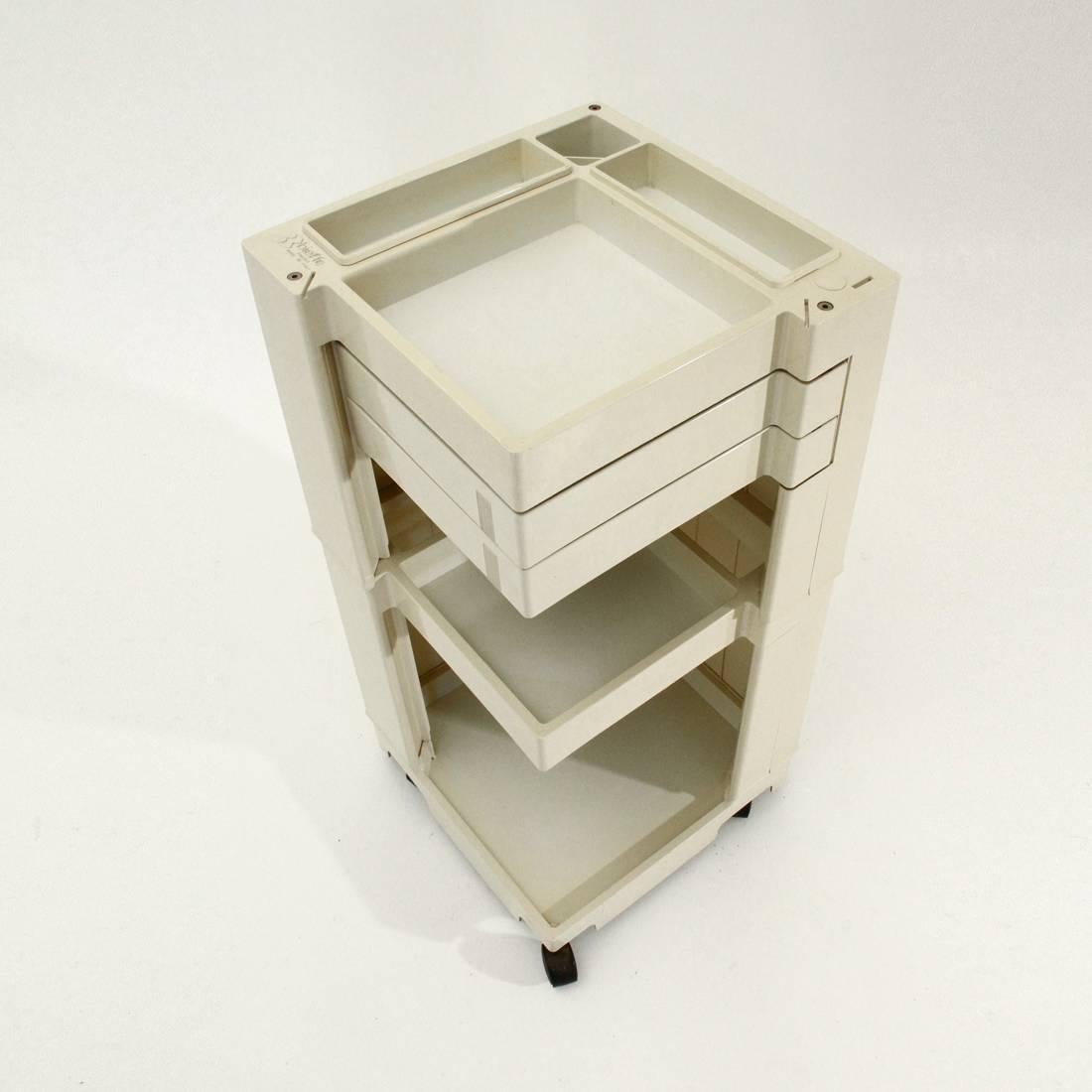 Cart designed in the 1970s by Joe Colombo and produced by Bieffeplast.
White Abs structure with sliding shelves and wheels.
Good condition, some stains.

Dimensions: Width 38.5 cm, depth 38.5 cm, height 81.5 cm.