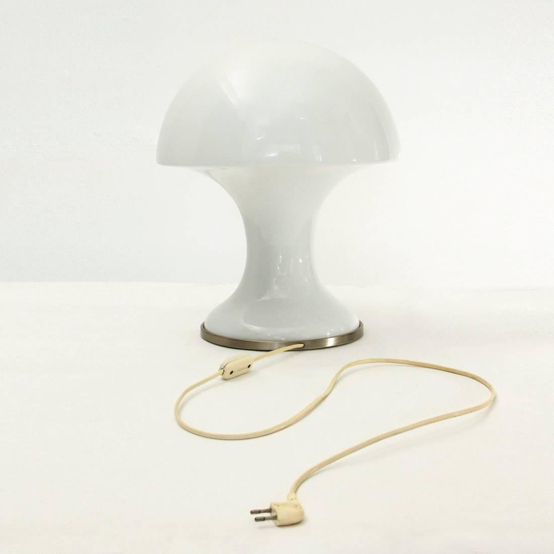 1970s lamp produced by Luci illuminazione d'interni.
Aluminium base on which is supported a white glass diffuser.
Very good general conditions.

Dimensions: Diameter 35 cm, height 45 cm.