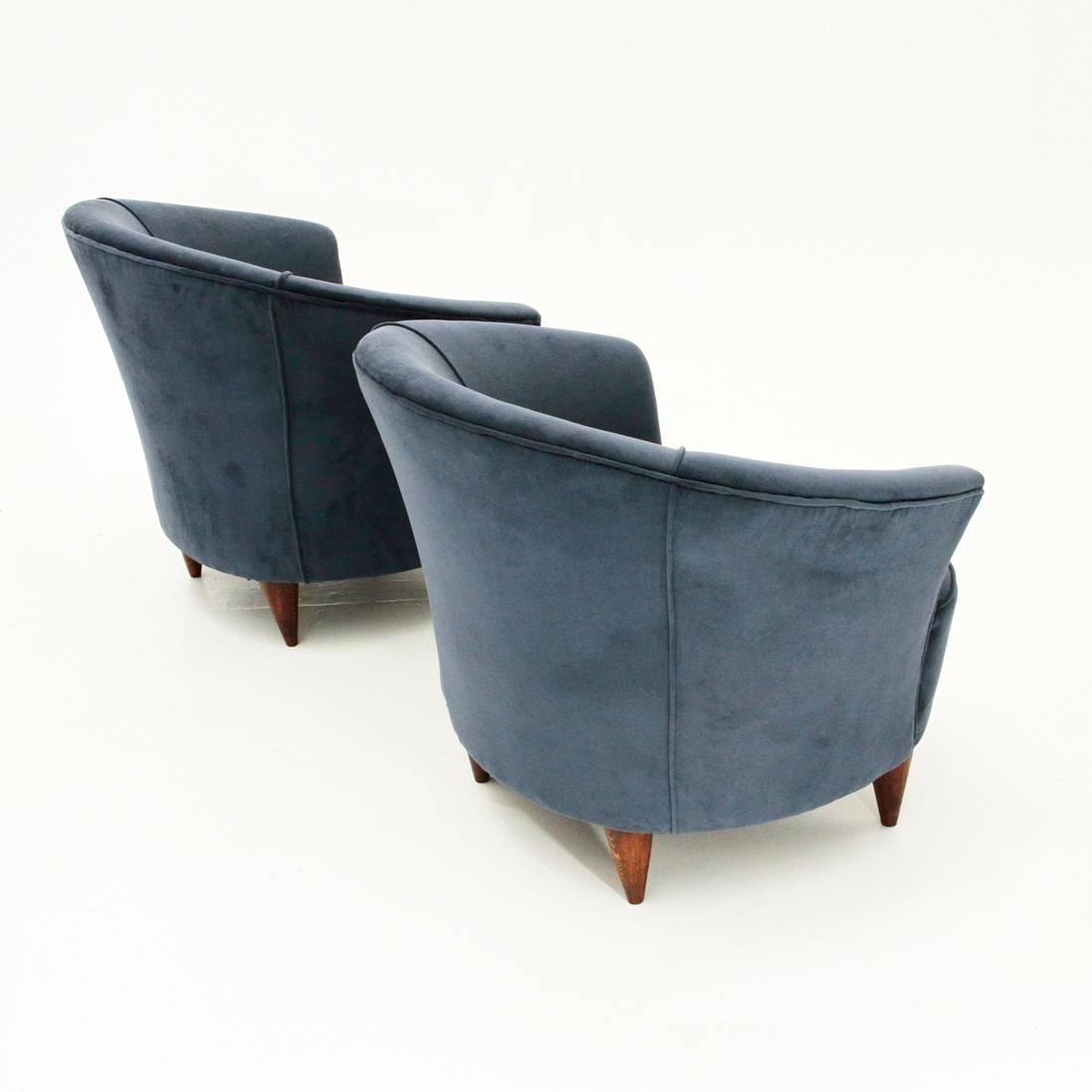 Two Italian Blue Velvet Armchairs In Excellent Condition In Savona, IT