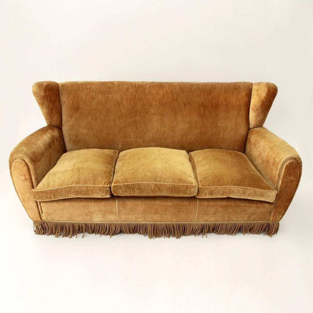 Sofa produced in the 1950s by Poltrona Frau.
Wooden structure padded and lined in velvet.
Sitting with cushions padded in goose feather.
Conical shaped turned wood legs.
Structure in good condition, fabric slightly threadbare in some