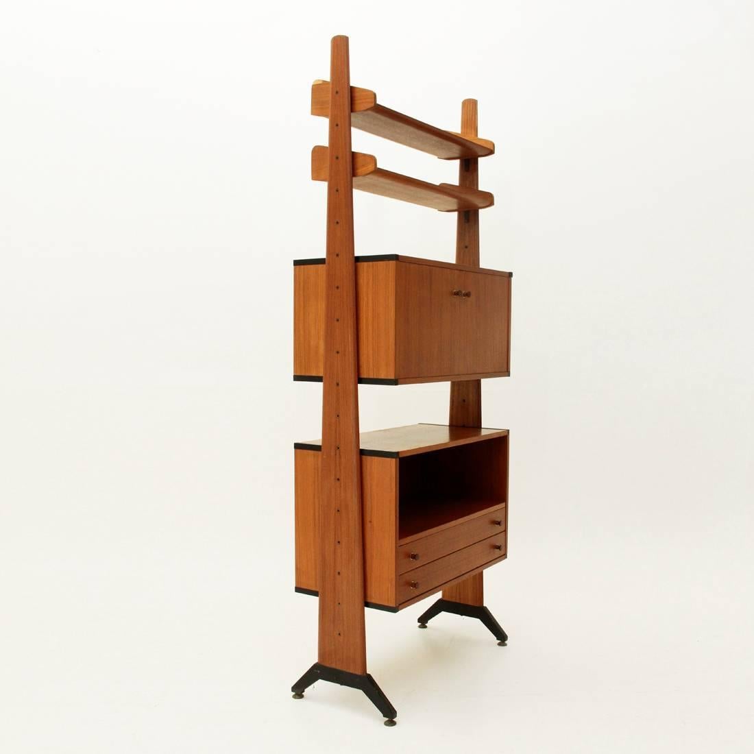 Italian Library produced in the 1960s by AV Arredamenti Contemporanei.
Teak veneered wooden stairs with black varnished metal base and adjustable brass feet.
Teak veneered wooden shelves and containers.
Handles in wood with brass seal.
Brass