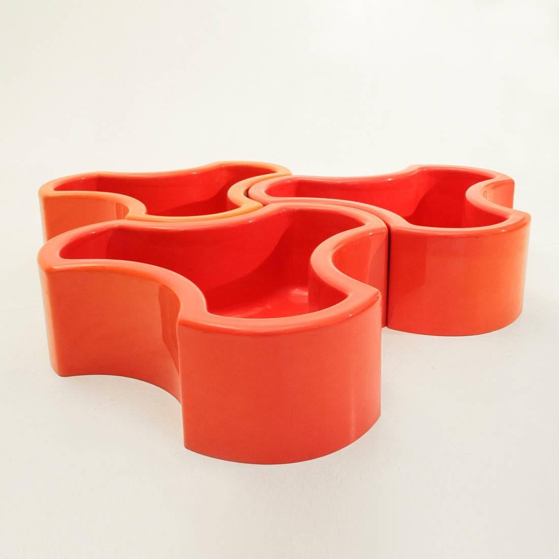Seventies vase in red plastic.
Combined with each other in different compositions.
Two planters have small breakages.Some halos.

Dimensions: Width 65 cm - Depth 65 cm - Height 65 cm