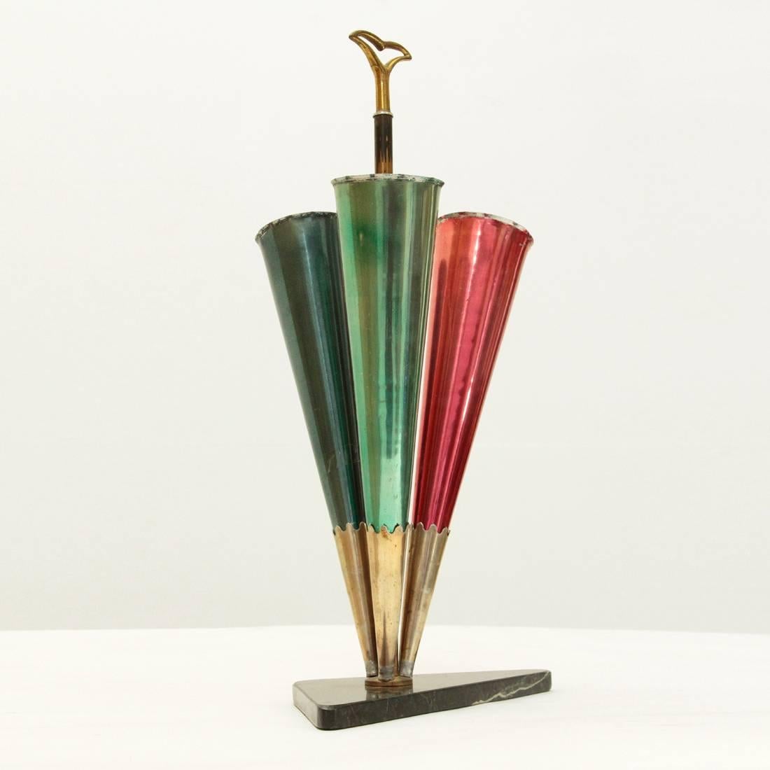 Italian umbrella stand of production from the 1950s.
Triangular marble base, brass stem with stylized handle,
three cones in brass and colored aluminum.
Good general conditions, signs of use.

Dimensions: Width 35 cm, depth 25 cm, height 65 cm.