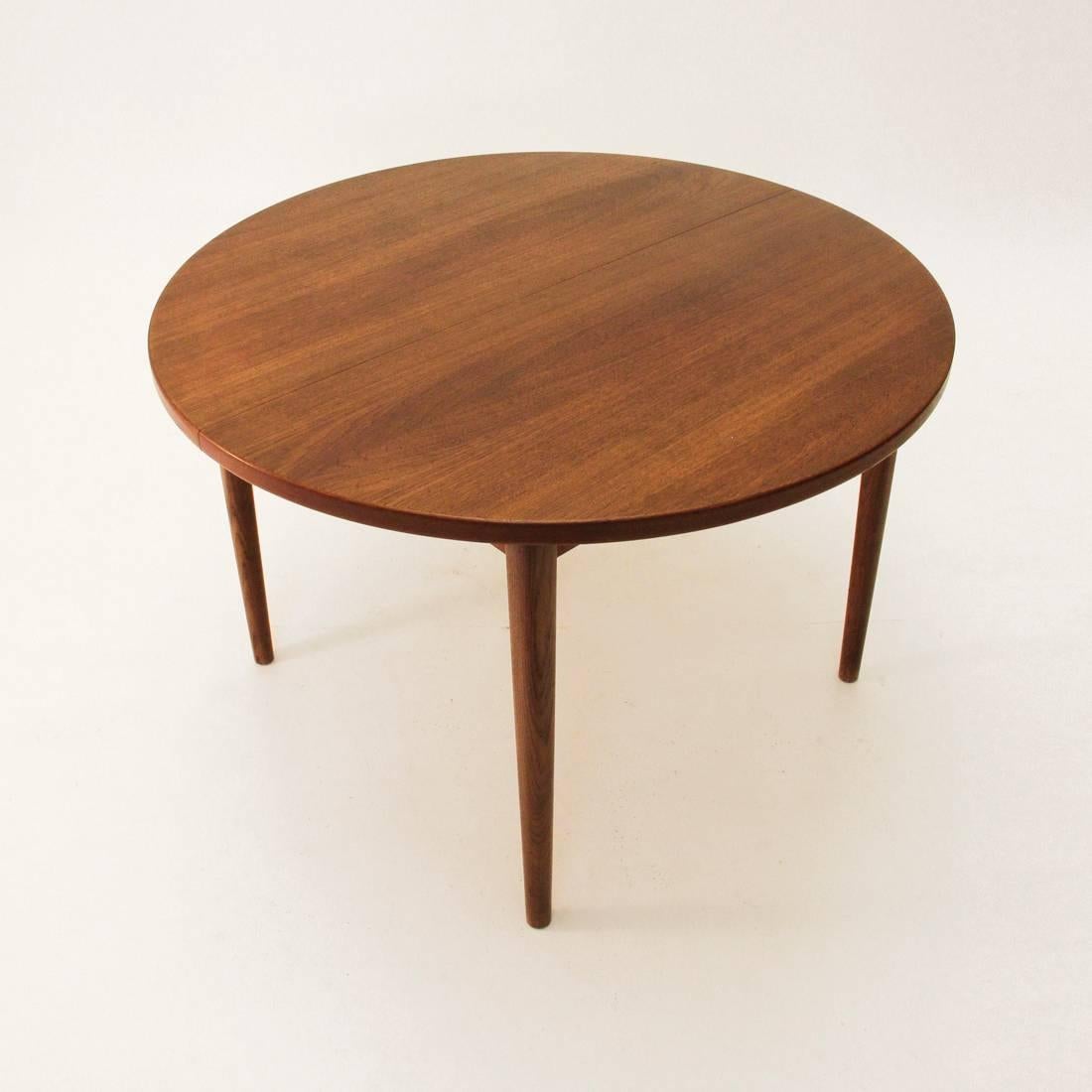 Scandinavian table from the 1960s.
Teak structure and tabletop.
Circular table produced by the famous company Hugo Troeds.
With extension of 40cm hidden under the opening top.