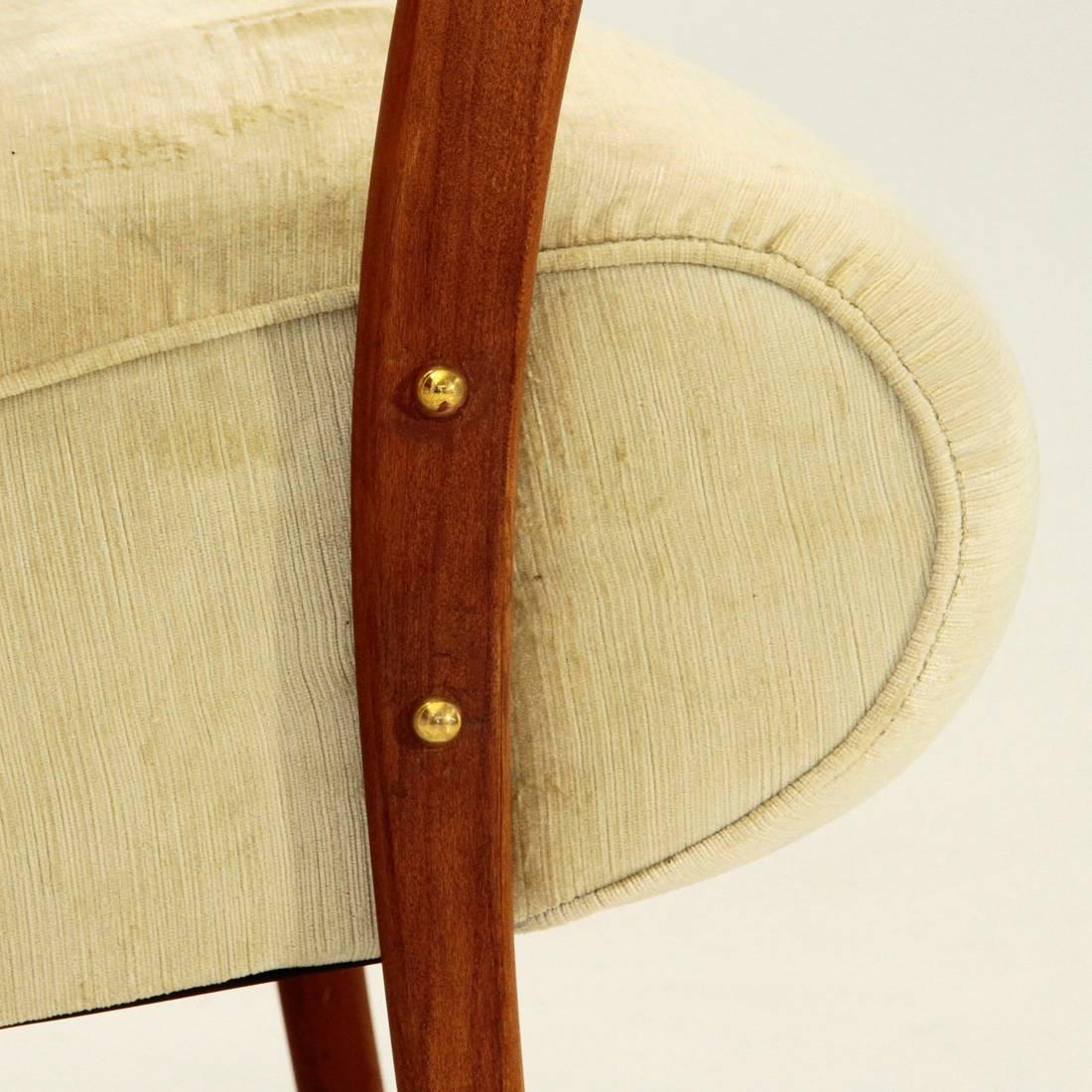 Italienischer Sessel mit Holzarmlehne und Samt 4