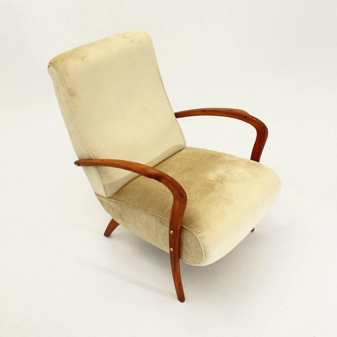 Sessel aus italienischer Produktion aus den 1940er Jahren.
Gepolstertes und gefüttertes Holzgestell mit neuem cremefarbenem Samtstoff.
Beine und Armlehnen aus Holz.
Sehr guter Zustand.

Abmessungen: Breite 62 cm, Tiefe 90 cm, Höhe 90 cm,