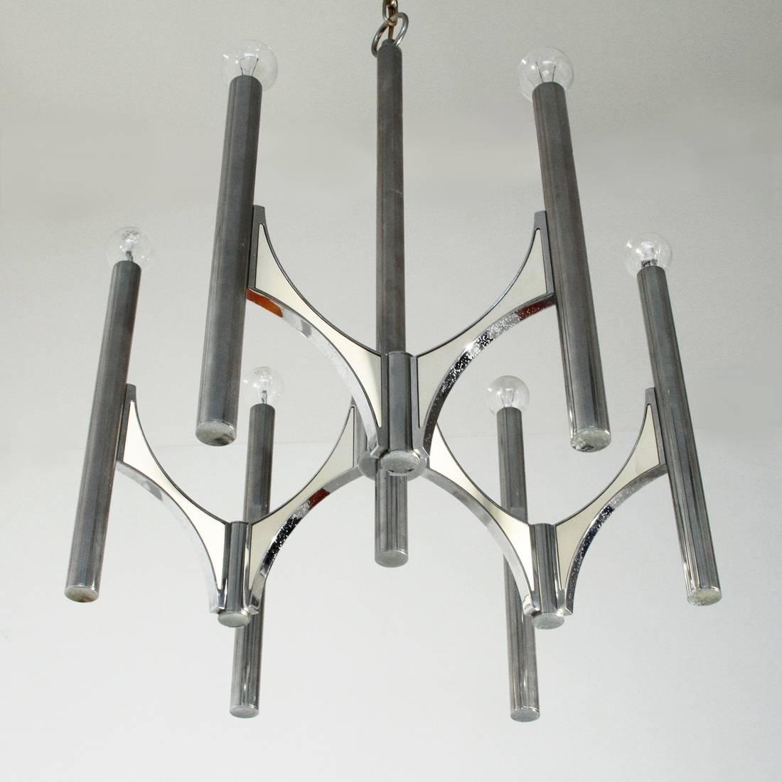 1940s Italian-style chandelier.
Brass structure, sandblasted glass diffusers with decorations.
It mounts three bulbs.
Good general conditions.

Dimensions: Diameter 50 cm, height 80 cm.
    