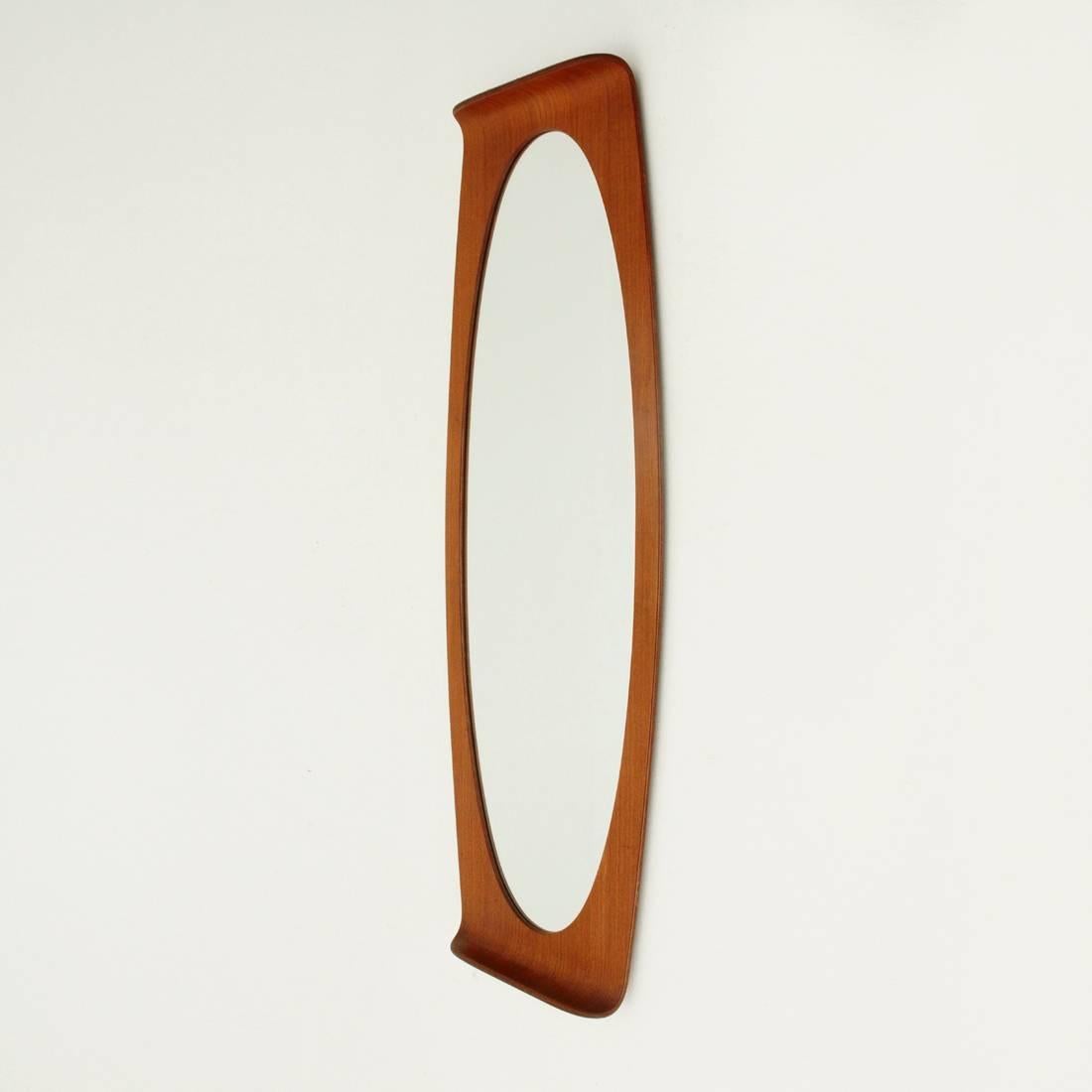 Mirror produced by Home design by Franco Campo and Carlo Graffi.
Curved wood structure.
Good conditions.

Dimensions: Width 46 cm, depth 7 cm, height 121 cm.