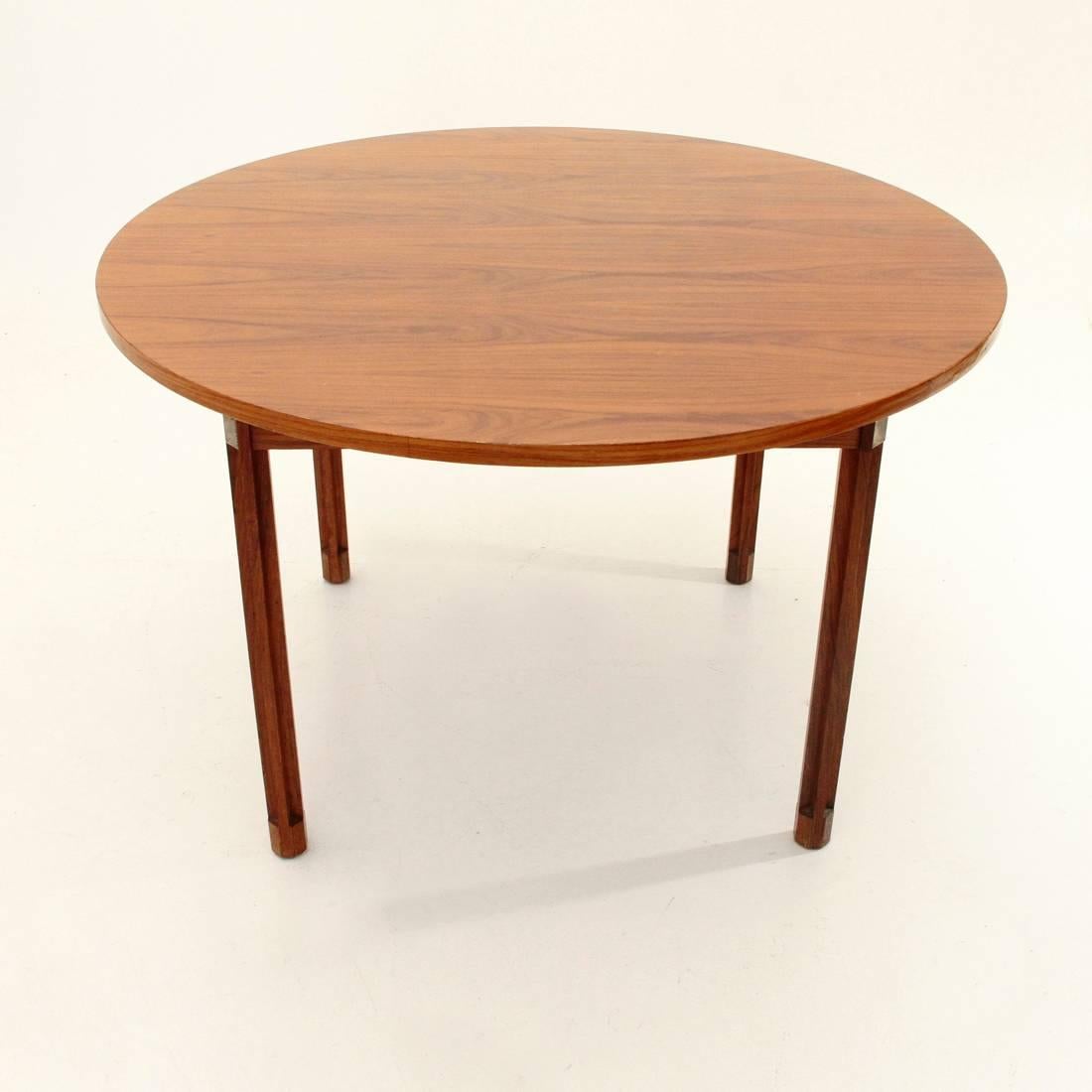 Table produced by 3V arredamenti and designed by Georges Coslin in the '60s.
Legs with cross profile and octagonal foots
Aluminum plaque to the inserting legs.
Veneered wood top.
Good general conditions of the structure, signs of use and traces of
