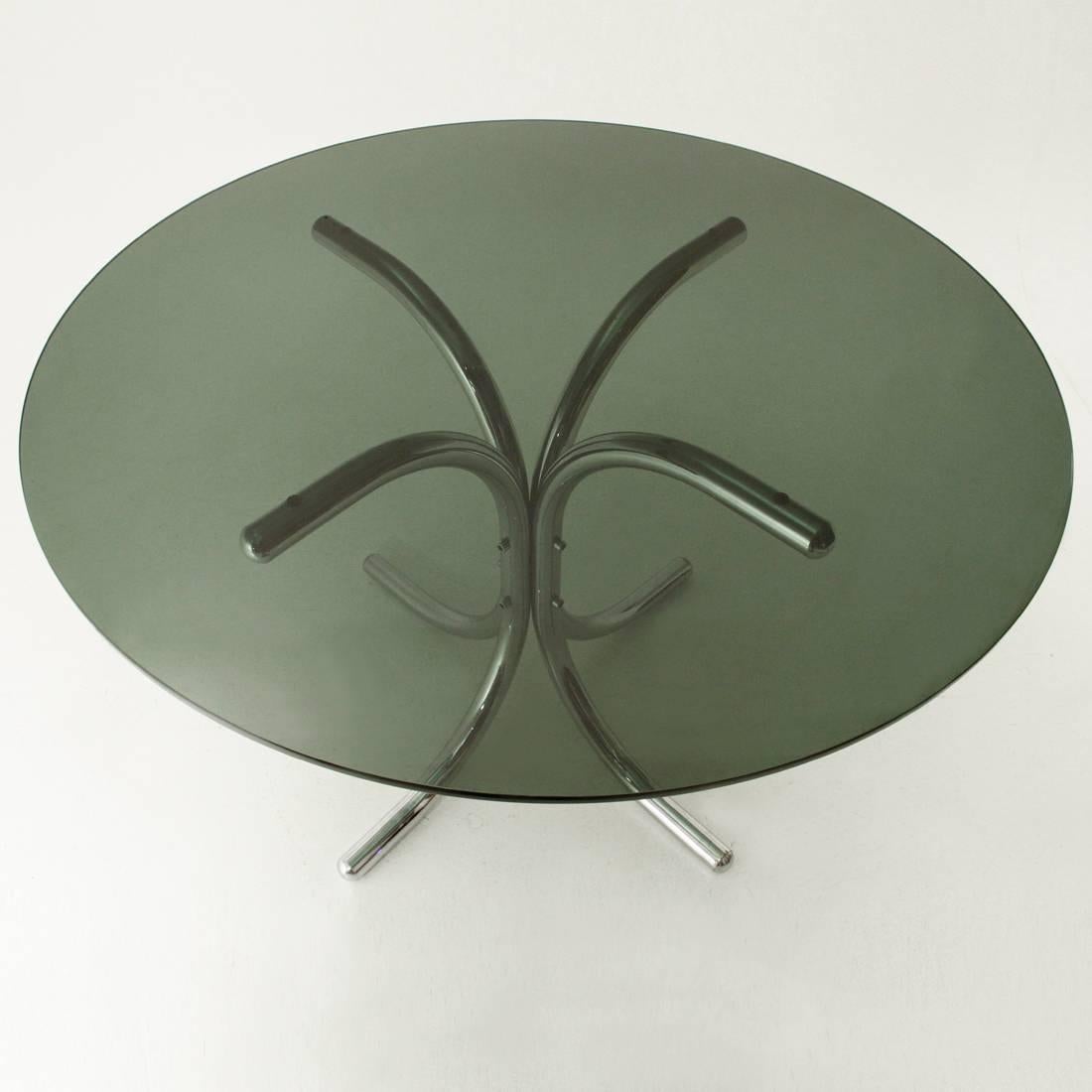 Italian table produced in the 1970s.
Chromed metal structure and round thick top in smoked glass.
Good general conditions, some signs due to normal use over time.

Dimensions: Diameter 119 cm, height 74 cm.
       
