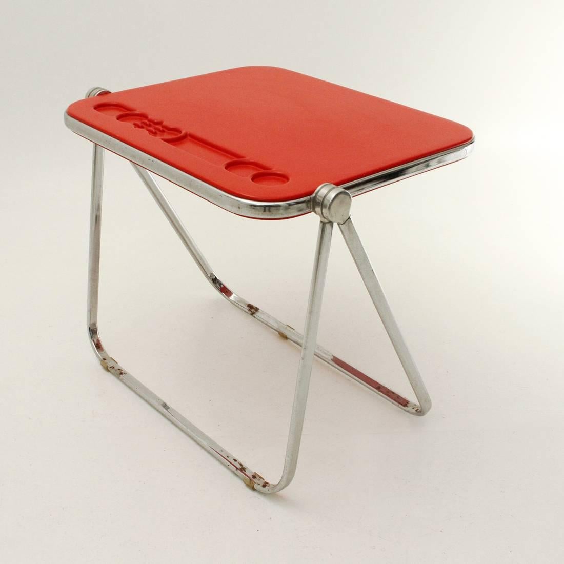 Desk designed in the 60s by Giancarlo Piretti for Anonima Castelli.
Chromed metal frame and red polypropylene top.
Structure in good condition, some traces of rust.

Dimensions: Width 74 cm, depth 64 cm, height 70 cm.