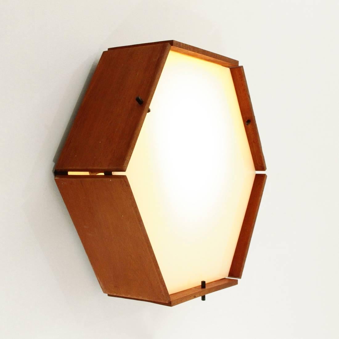 Ceiling lamp or wall lamp from the 1950s of Italian production.
Base in white painted metal, teak frame, perspex diffuser.
It has three light bulbs.
Good general conditions.

Dimensions: Width 32 cm, depth 42 cm, height 12 cm.