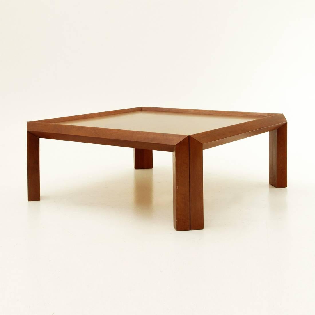 Square coffee table of Italian production.
Legs and edges gem cut, veneered wood top.
Good general conditions.

Dimensions: Width 95 cm - Depth 95 cm - Height 35 cm