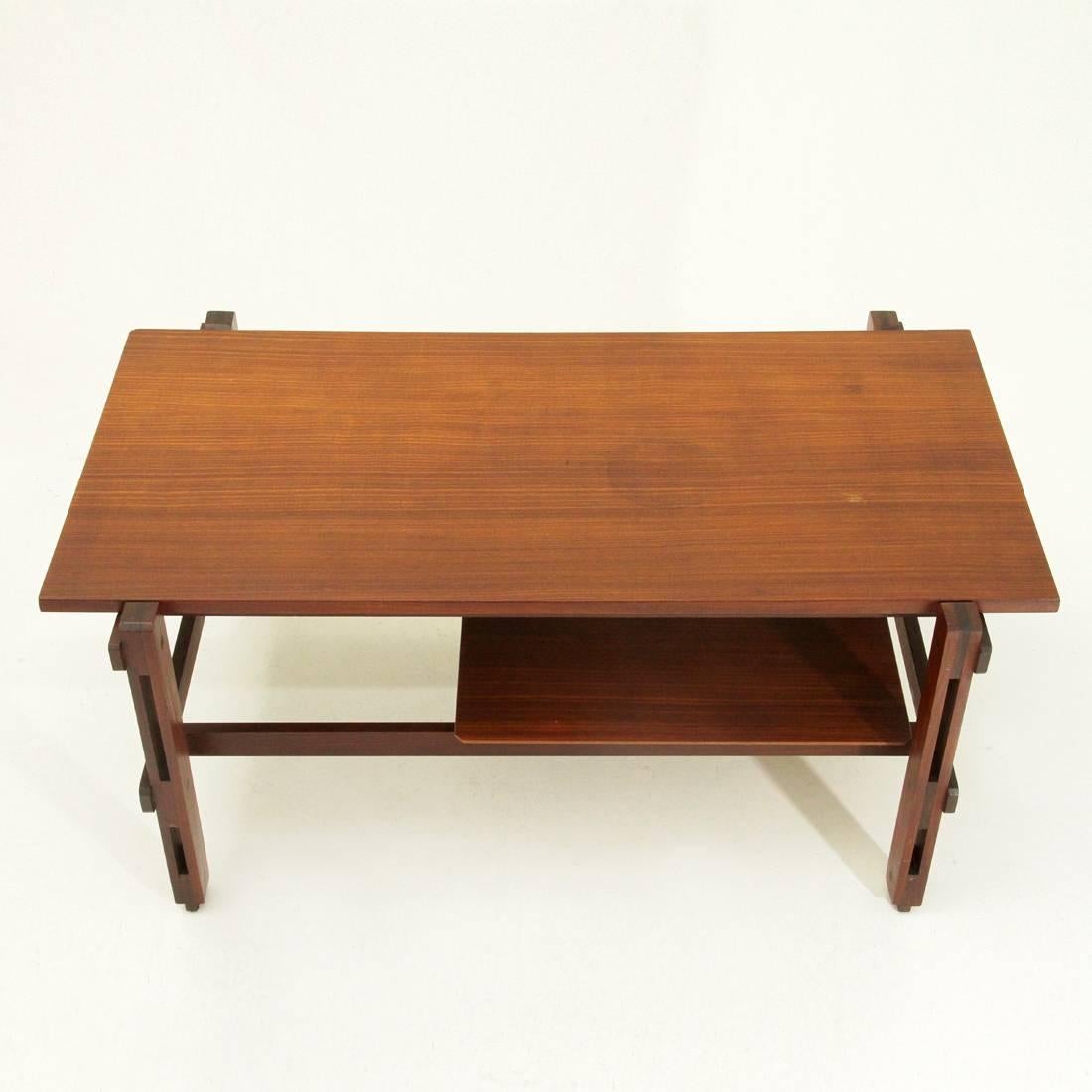 Italian coffee table from the 60s.
Legs and tops in teak veneered wood.
Lower floor with edge cut at 45 °.
Brass hardware.
Structure in good condition, upper floor with some halos, some signs due to normal use over time.

Dimensions: Width 90 cm -