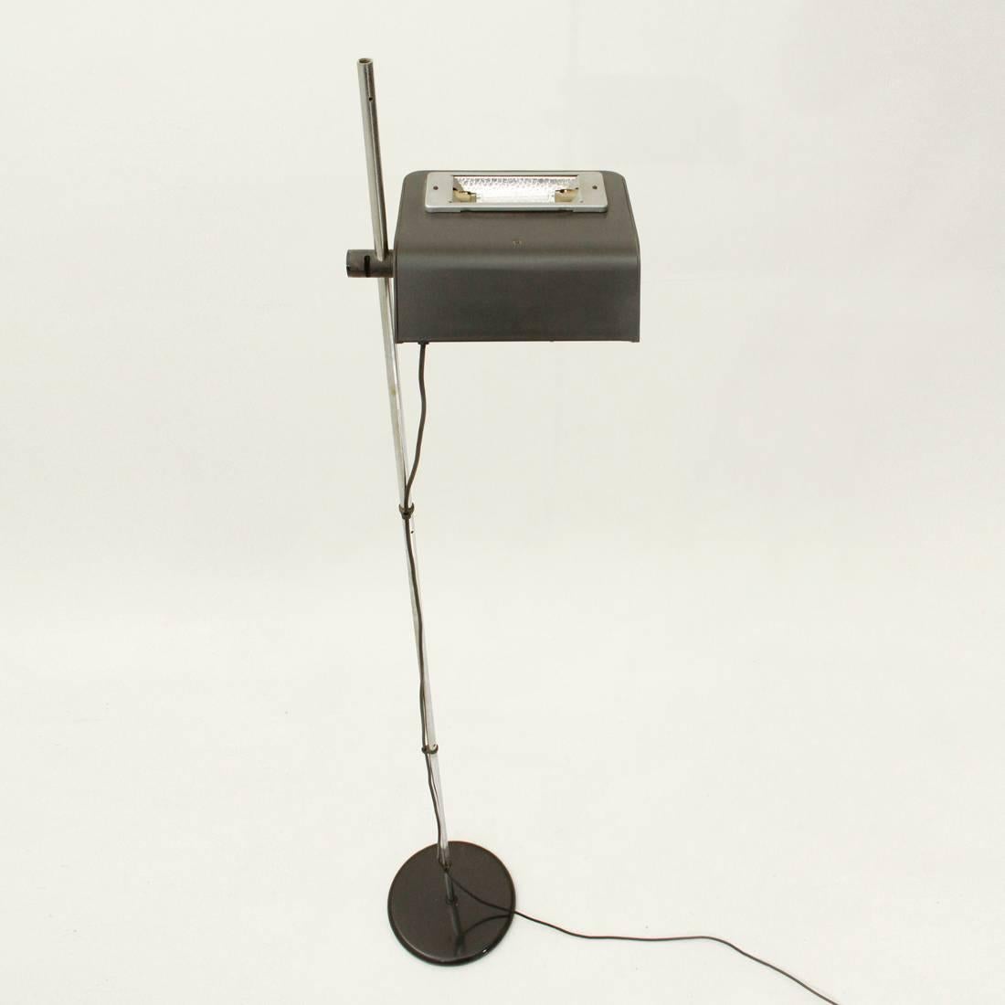 Lamp produced by Arteluce in 1976 on a project by Bruno Gecchelin.
Circular base in black painted metal, stem in chromed metal,
Reflector in black painted metal sliding on the stem.
Adjustable dimmer.
Mount halogen bulb.
Good general