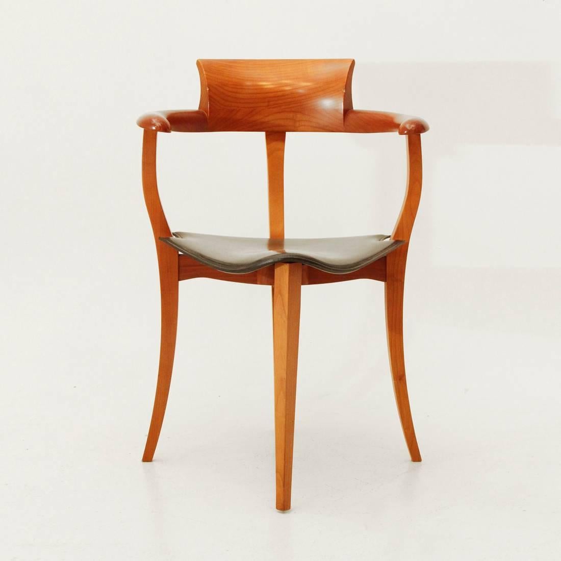 Chair produced by Acerbis International in 1993 on a project by David Palterer,
Italian architect, designer and Israeli artist who lives and works in Florence.
Structure with armrests and backrest in wood, seat in black leather.
Good general