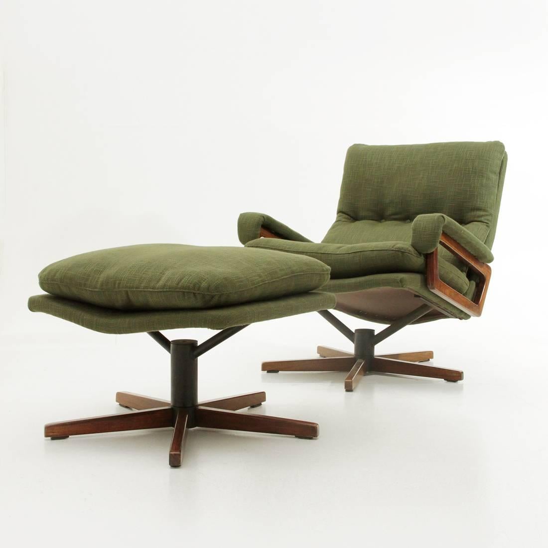 Armchair produced in the 1970s by the Swiss company Strassle based on a design by the Belgian designer Andre Vandenbeuck.
Swivel base in black painted metal with wood inserts.
Seat and armrests in wood upholstered and lined in new green