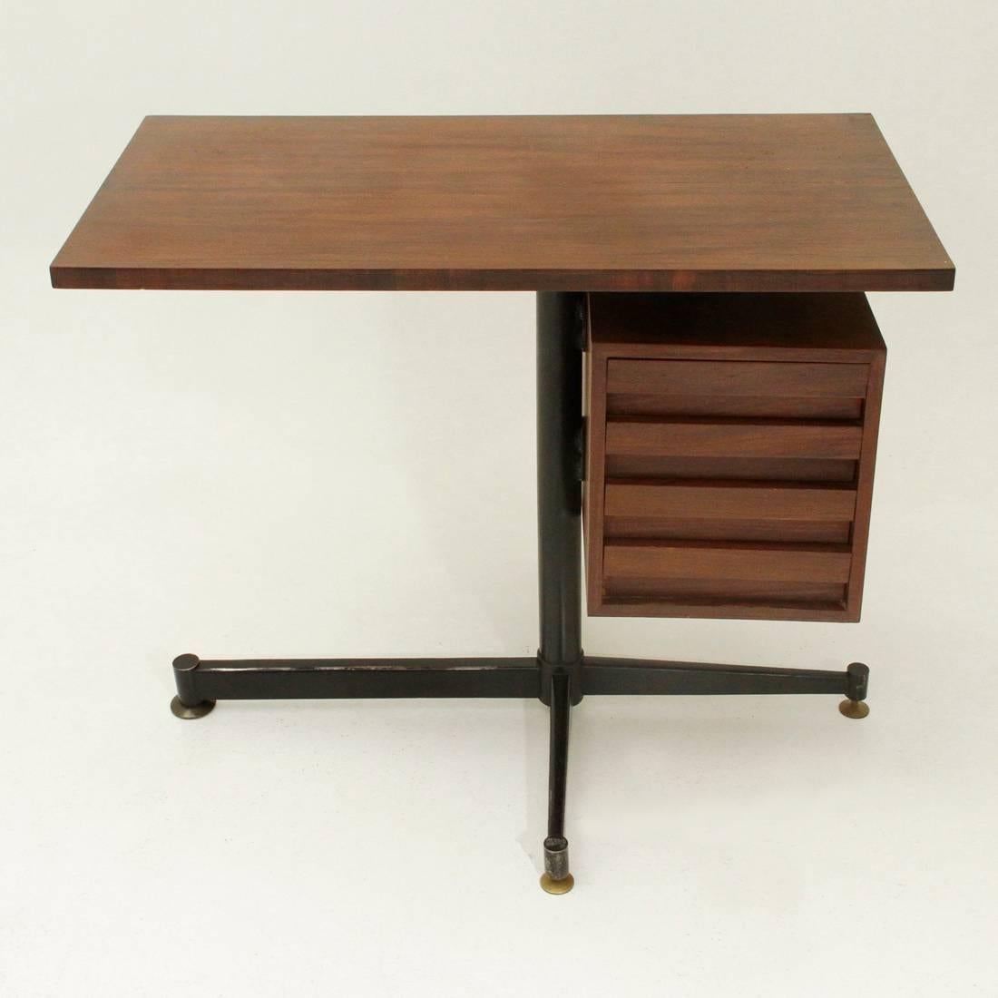 Small Italian desk production of the 50s.
Black painted metal structure, adjustable brass feet.
Top and chest of drawers in teak veneered wood.
Good general conditions, some signs due to normal use over time

Dimensions: Width 90 cm - Depth 50 cm -