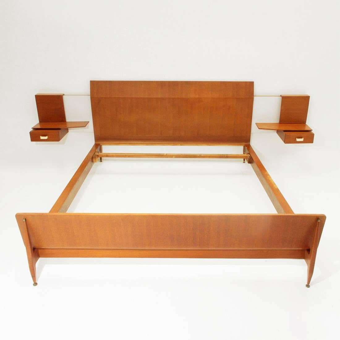 Bed produced in the 1950s by Galleria Mobili d'Arte from Cantù,
company that also produced various Gio Ponti furniture.
Teak veneered wood structure.
Strong tapered legs and adjustable height feet in brass
Headboard and bedside tables connected