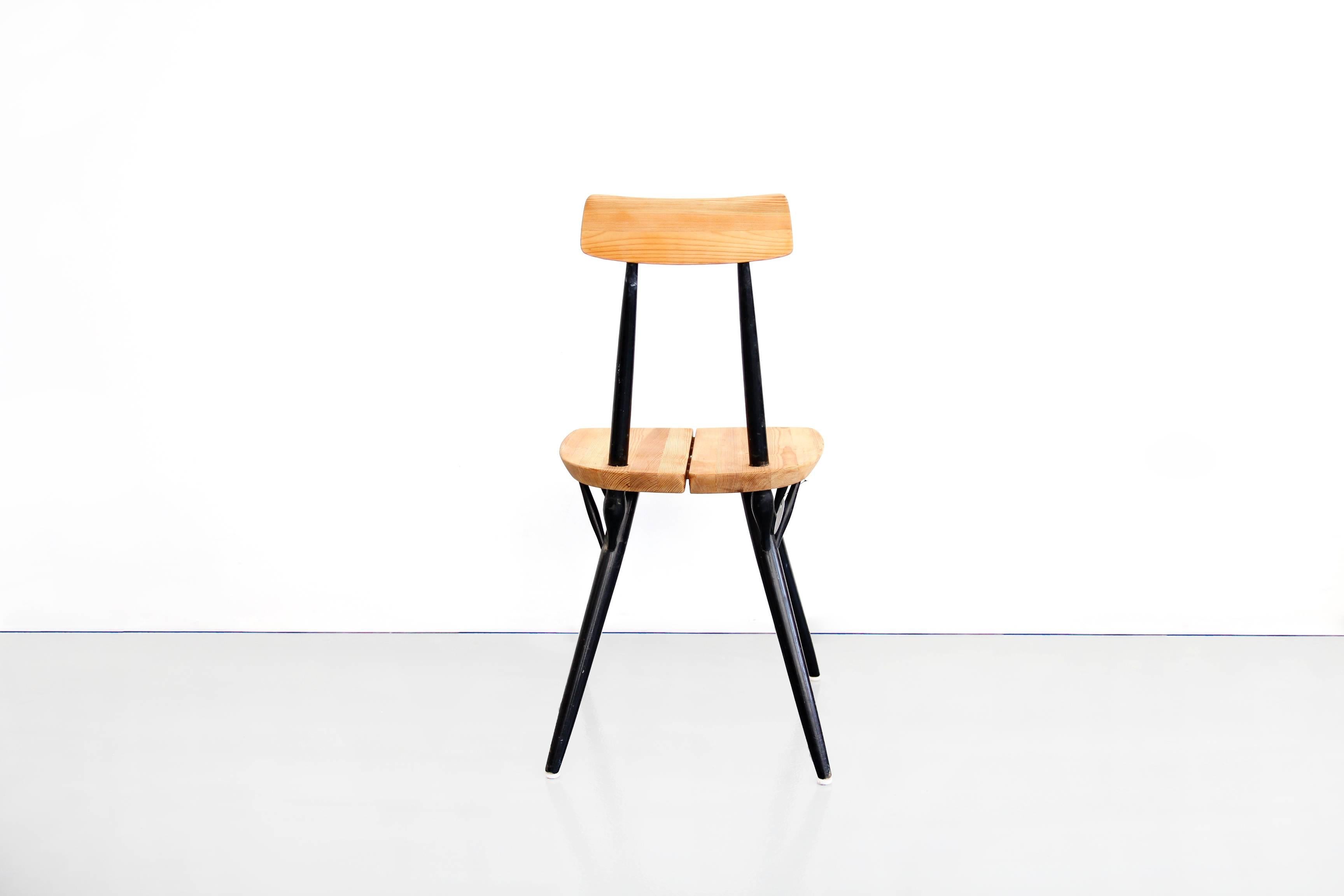 Beautiful side chair model "Pirkka" by Ilmari Tapiovaara, manufactured by Laukaan Puu in Finland, circa 1950s. The chair is made of high quality pine wood with black lacquered legs. The chair is marked with a burnt manufacturer stamp on