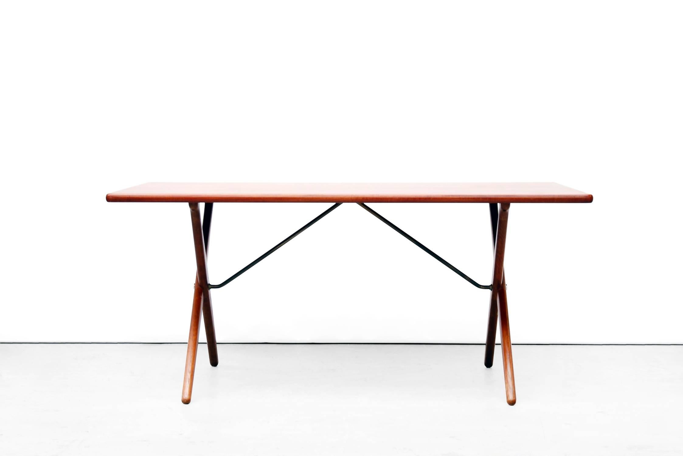 Beautiful dining table AT303, designed by Hans Wegner and produced by Andreas Tuck in the early 1950s. The table legs are made of solid oak and supported by beautiful brass brackets. The table top is teak.
The table, which can also be used as an